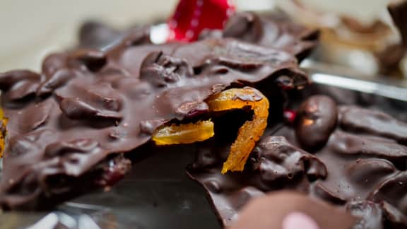 Écorces de chocolat noir aux fruits séchées et aux amandes