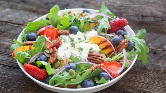 Salade fraîcheur à la roquette et aux petits fruits