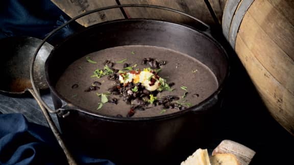 Potage aux haricots noirs et à la bière