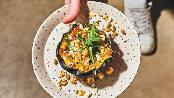 Courge farcie au fromage de chèvre, aux noisettes et aux graines