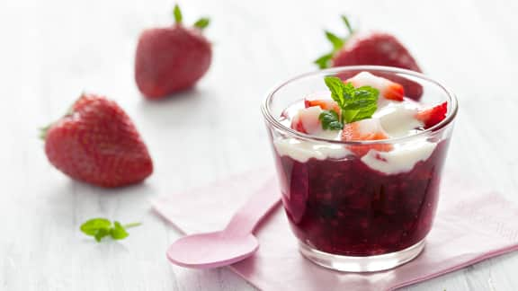 Verrine fraises-rhubarbe et crème de cassis