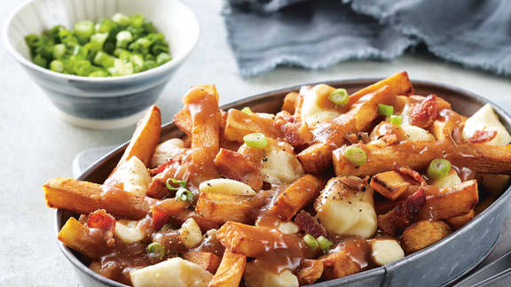 Poutine au vin rouge, aux oignons et au bacon