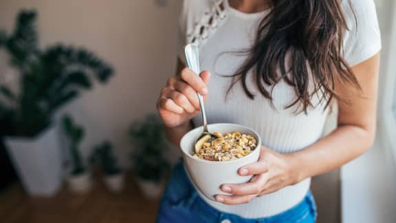 Ralentir les cheveux blancs grâce à l’alimentation ? Voici ce que dit la science