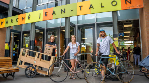 Un panier rempli de produits alimentaires locaux à portée de main!