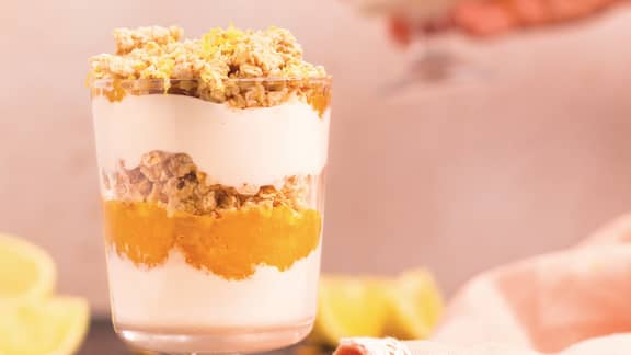 Verrines de yogourt à la mangue, crumble au citron