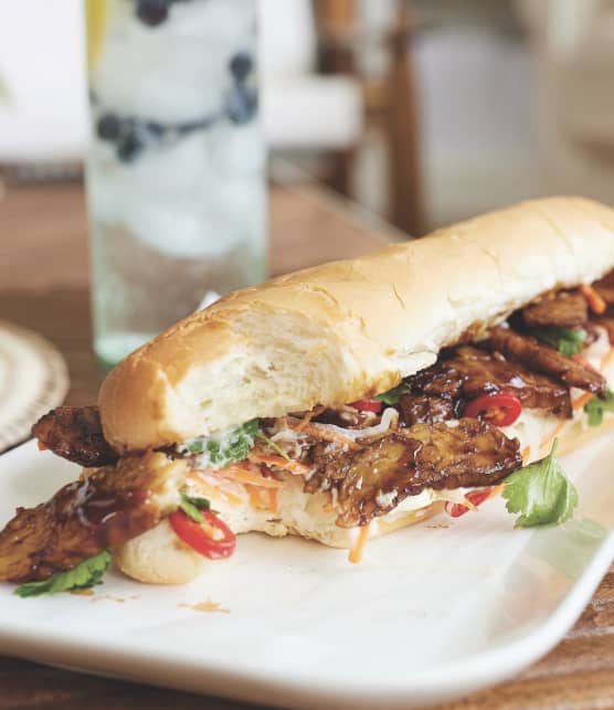 Banh mimi au tempeh caramélisé