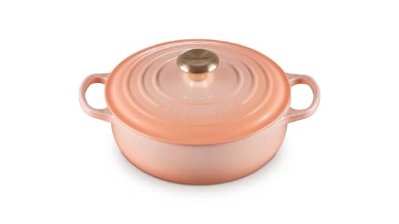 La nouvelle couleur Pêche Le Creuset est le cadeau parfait du printemps