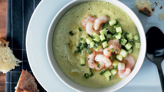 Potage froid aux avocats et aux crevettes nordiques