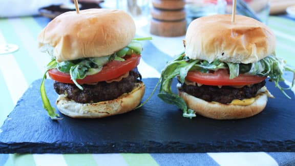 Burger à la Tomme de Grosse-Île et salade d’asperges