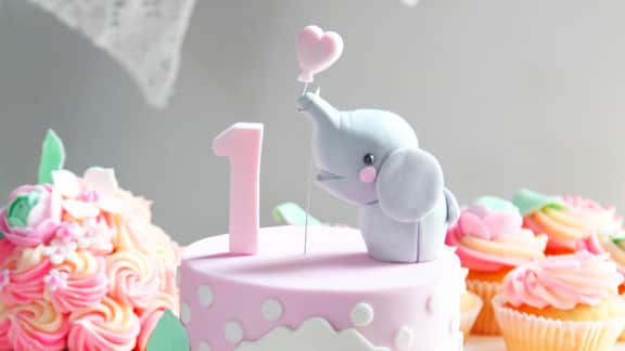 Décorer le gâteau avec l’éléphant