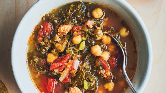 Soupe italienne au kale et à la saucisse