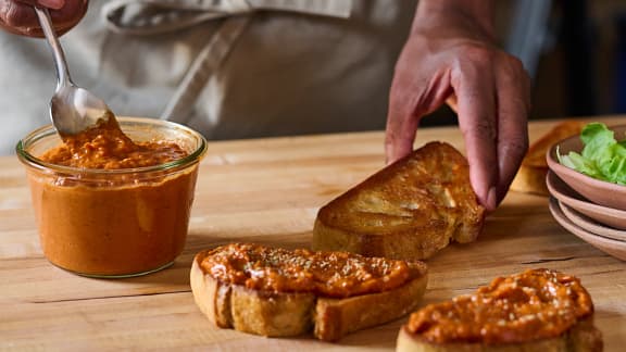 Tartines à la pâte de poivrons