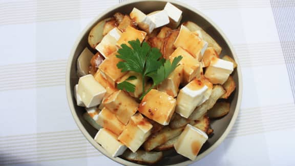 Poutine aux topinambours et au camembert sauce demi-glace à l’ail rôti