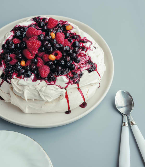 Pavlova aux petits fruits sauvages