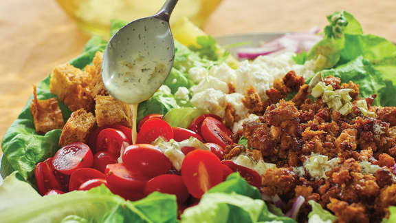 Salade de dinde épicée à l'avocat, croûtons multigrains
