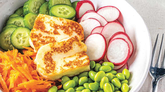 Bol aux edamames et au fromage grillé