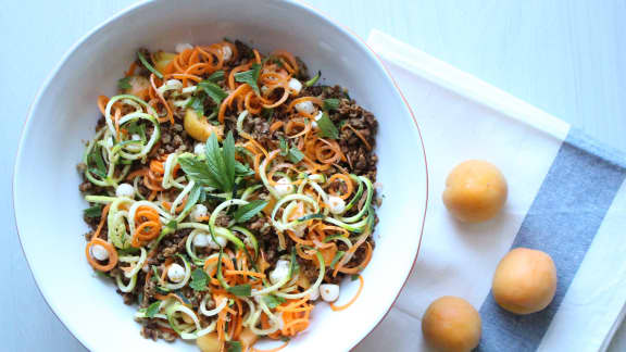 Salade de spirales de légumes aux abricots, bocconcini et menthe
