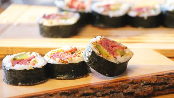 Maki au smoked meat et cornichons frits