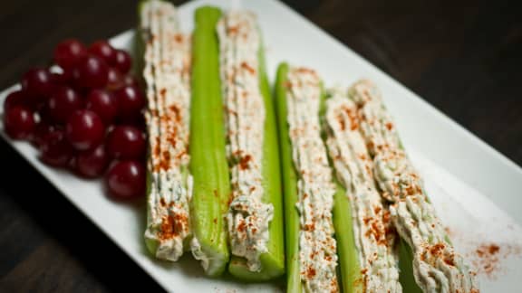 Bâtonnets de céleri et tartinade au fromage à la crème