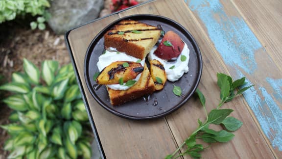 Ricotta au miel et à la vanille, quatre-quarts grillés et pêches grillées