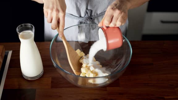 Crémer le beurre avec le sucre et le lait chaud