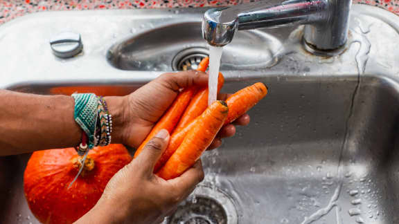 Laver ses fruits et légumes au savon, une pratique utile?