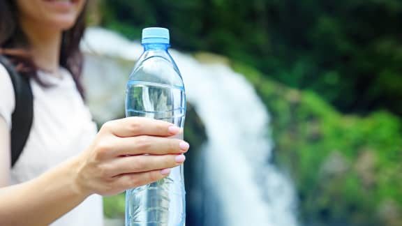 Voici pourquoi il ne faut pas réutiliser ces verres en plastique de festival