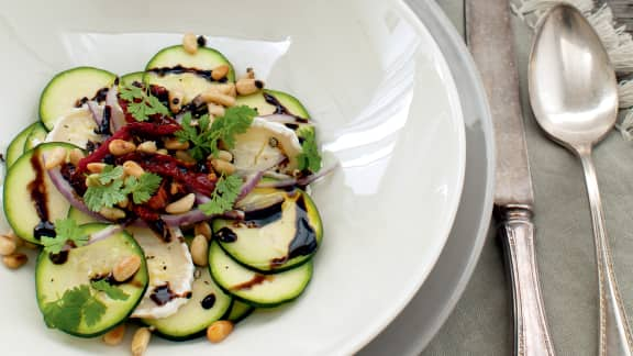 Salade de courgettes et de tomates au fromage de chèvre