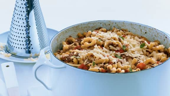 Macaroni à la viande et aux tomates en un chaudron