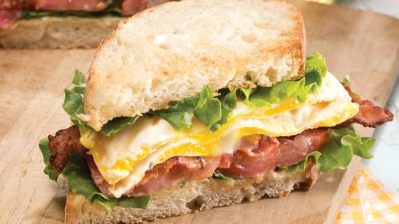 Sandwich BLT à l'oeuf mi-cuit