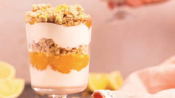 Verrines de yogourt à la mangue, crumble au citron