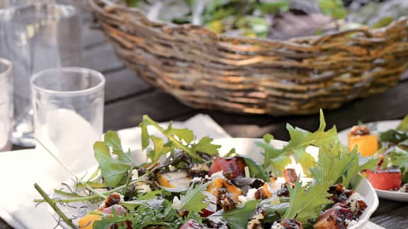 Salade de betteraves rôties sur braises, sauce à la crème sure et à l'aneth