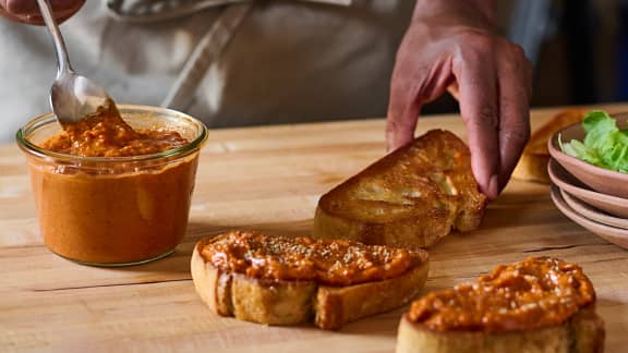 Tartines à la pâte de poivrons
