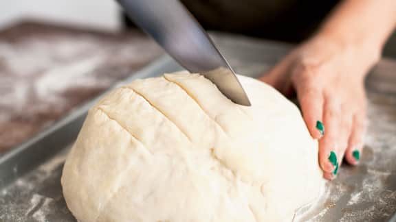 Faire des entailles sur le pain et le cuire