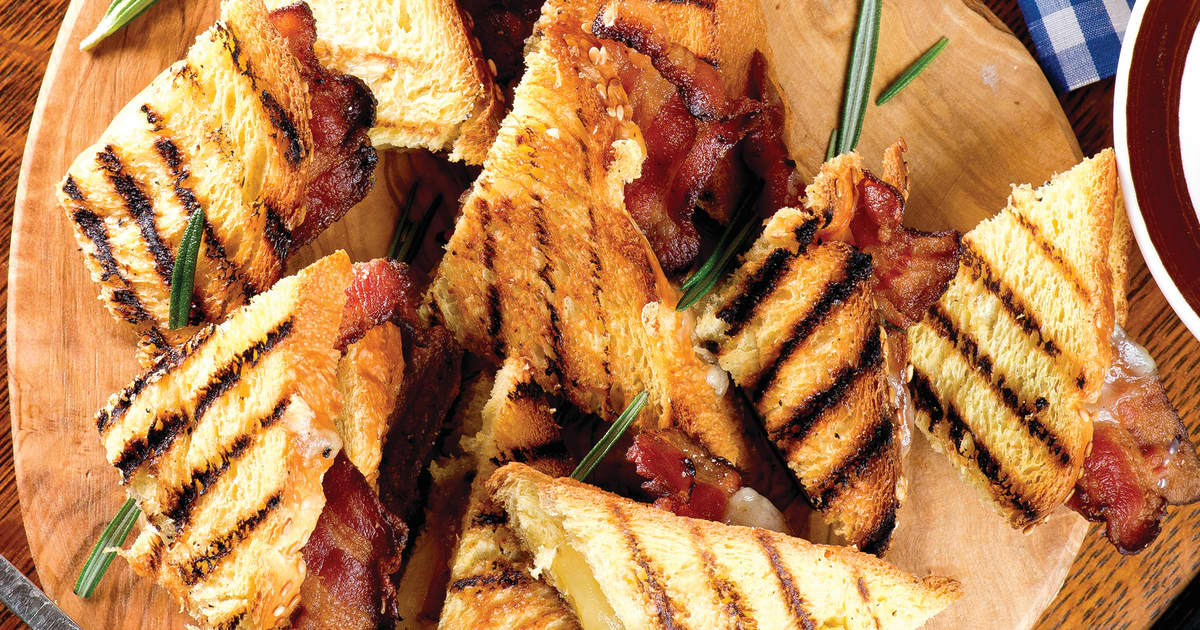 Grilled cheese au bacon, au romarin et à la raclette | Zeste