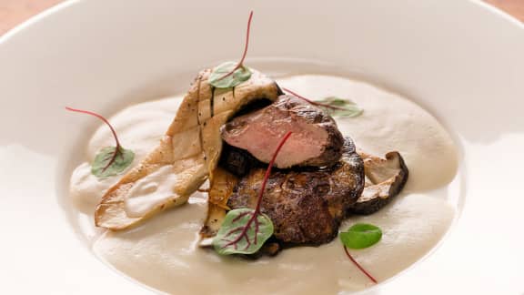 Velouté de topinambours à la vanille, poêlée de foie de volaille et pleurotes érigés