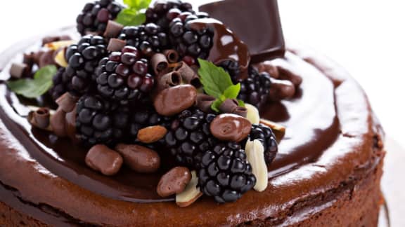 Torte choco-cognac aux amandes avec mûres et physalis