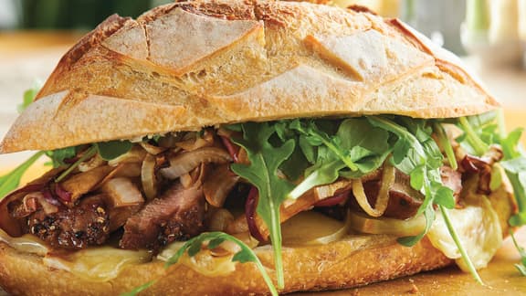 Sandwich d'automne au porc, au fromage Oka et aux pommes caramélisées