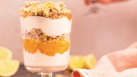 Verrines de yogourt à la mangue, crumble au citron