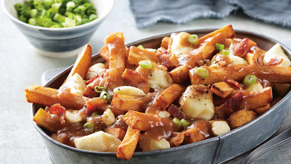 Poutine au vin rouge, aux oignons et au bacon