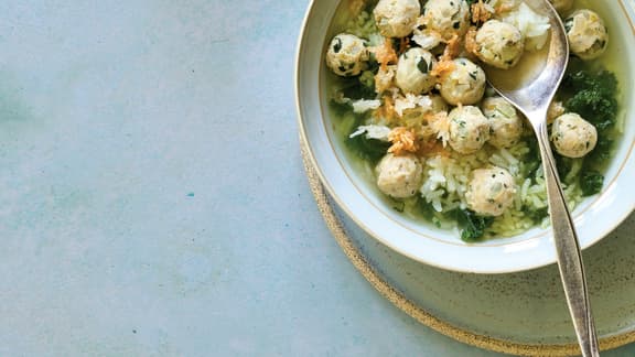Soupe-repas aux mini boulettes de poulet, riz et chou frisé