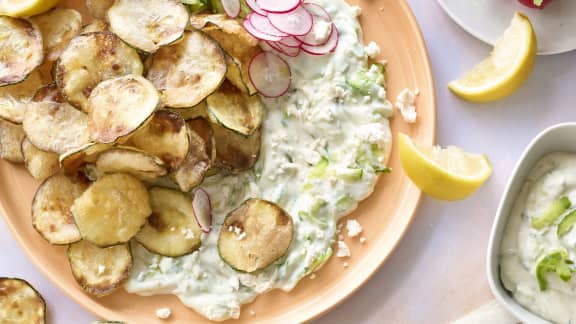 Assiette de tzatziki au féta et de croustilles de courgettes