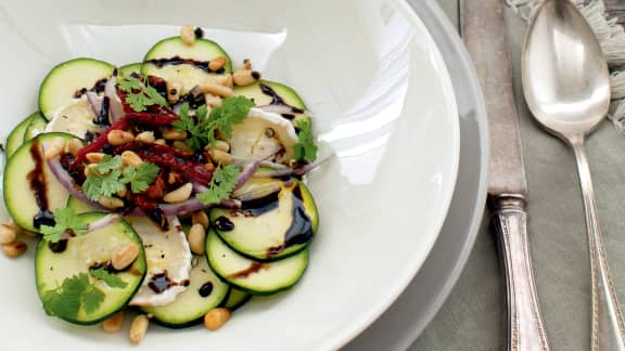 Salade de courgettes et de tomates au fromage de chèvre