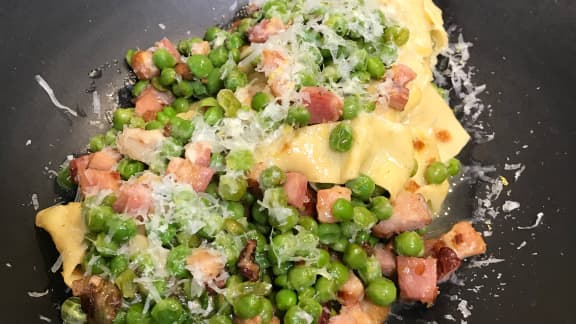 Pappardelles aux lardons, petits pois et parmesan