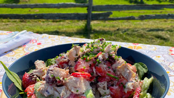 Salade au poulet, aux fraises et aux pacanes