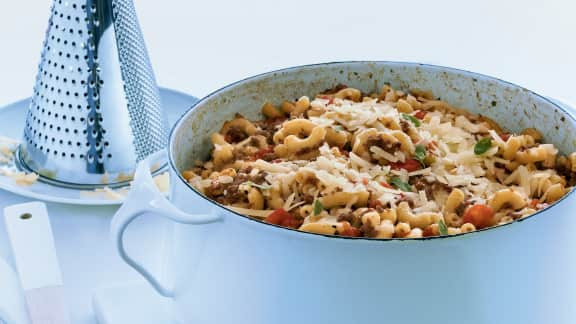 Macaroni à la viande et aux tomates en un chaudron