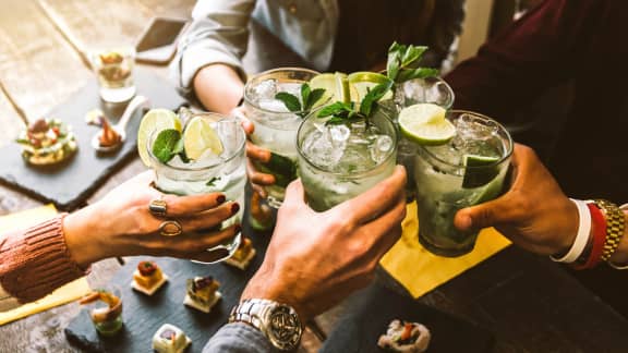 4 choses à éviter de manger et boire en soirée