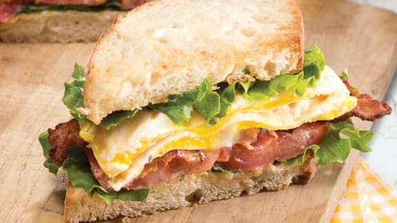 Sandwich BLT à l'oeuf mi-cuit
