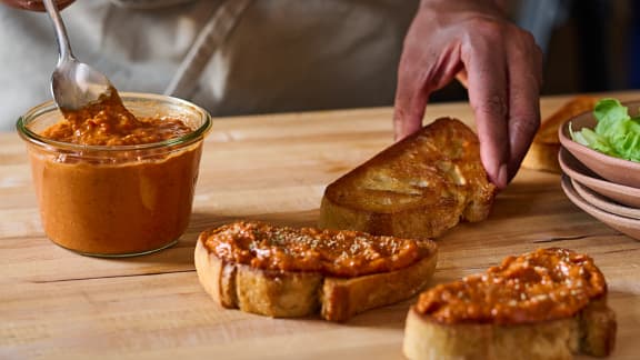 Tartines à la pâte de poivrons