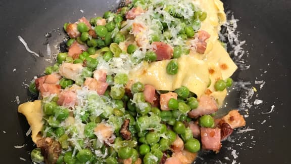 Pappardelles aux lardons, petits pois et parmesan